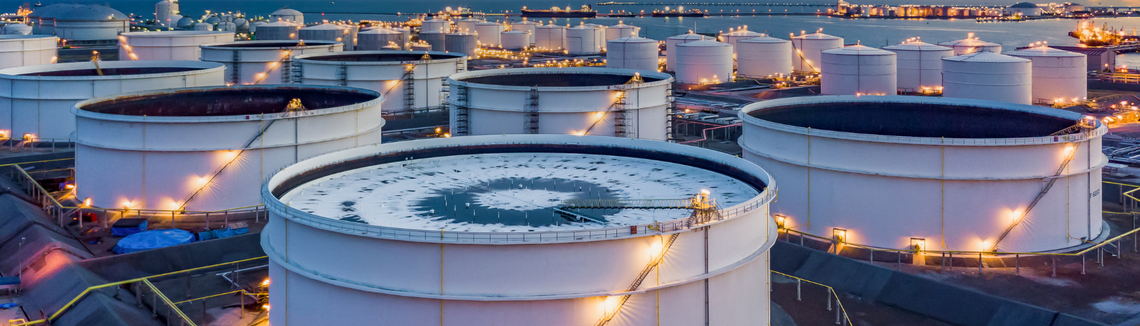 terminal naftowy widok z lotu ptaka, oświetlony o zmroku
