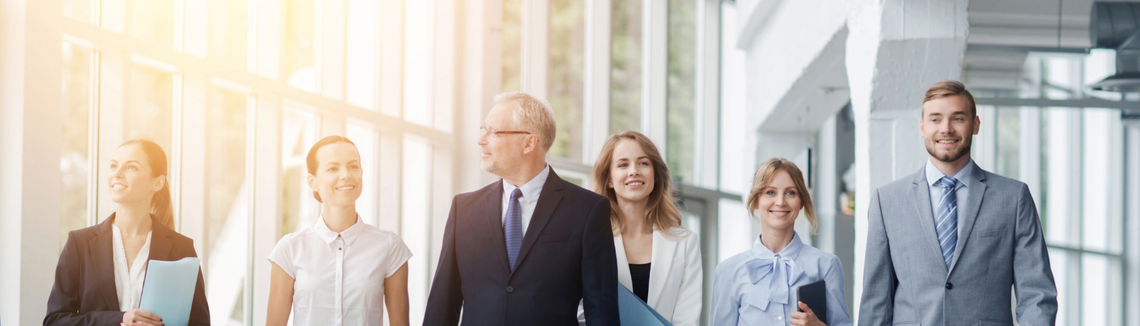 Spolupracovníci jdoucí po chodbě