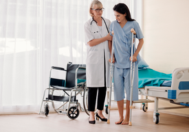 Doktorka pomáhá pacientce s berlemi