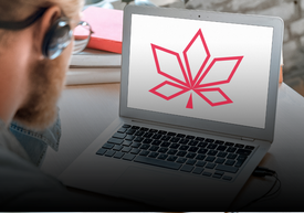 Mężczyzna patrzący na ekran laptopa