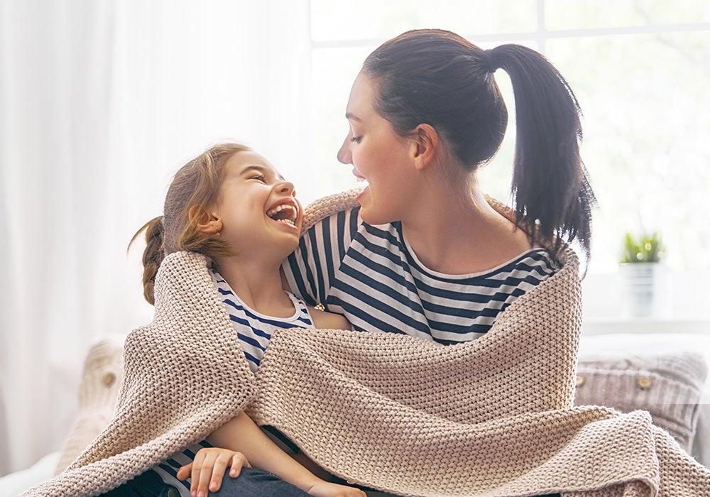 Žena a dieťa zabalené do deky