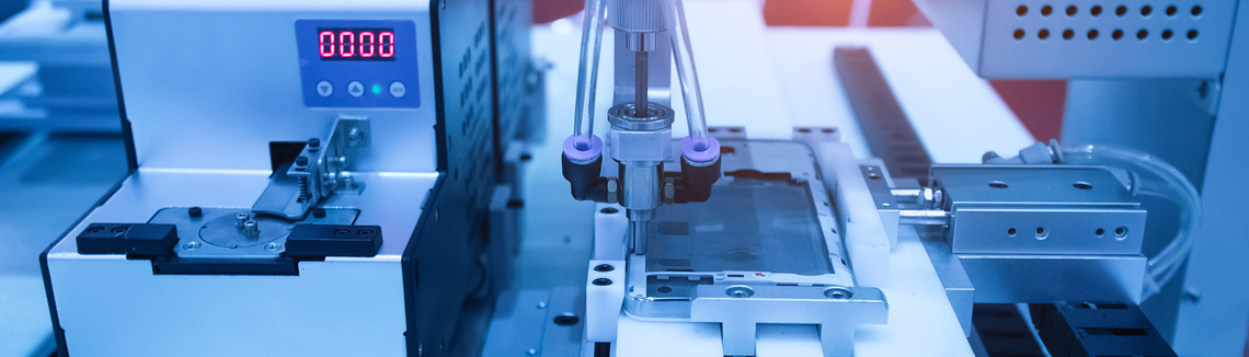 precyzyjna elektronika w firmie, elektroniczna maszyna przemysłowa