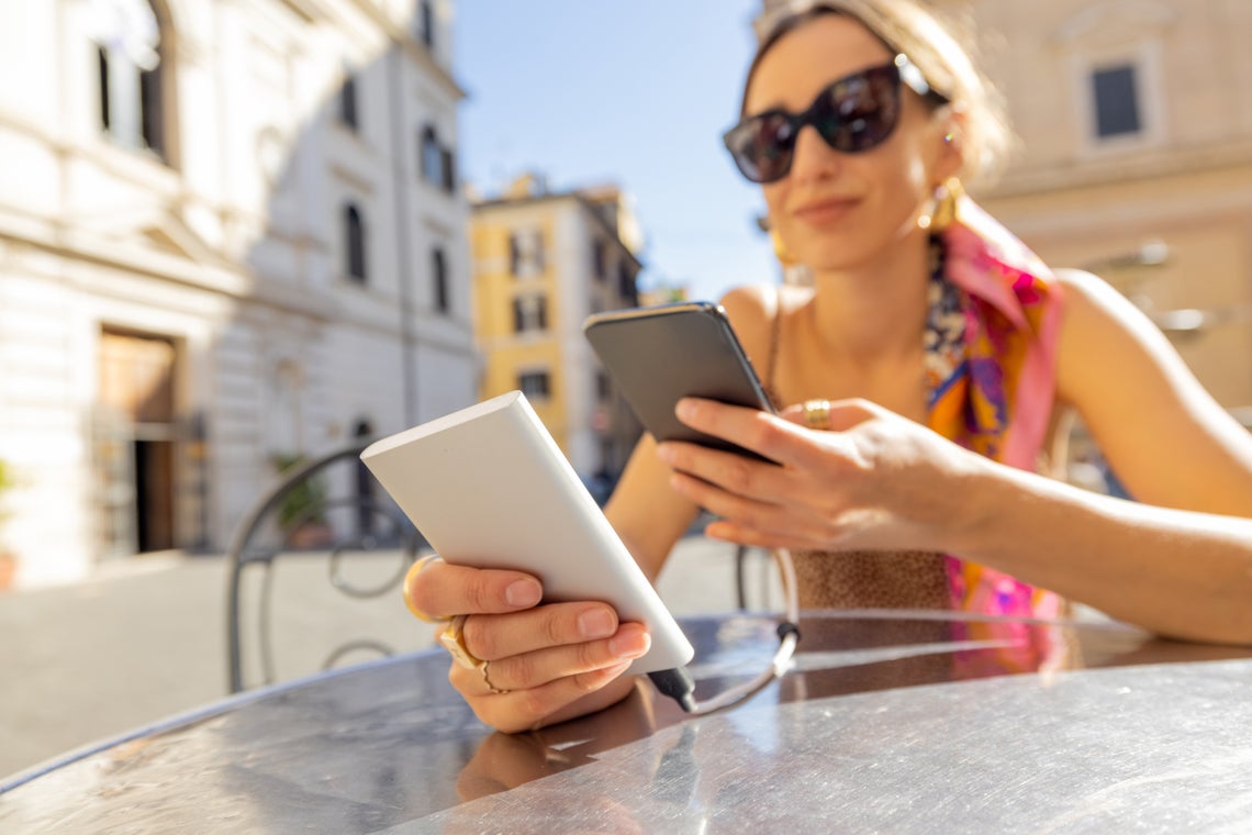 Žena, ktorá si nabíja telefón powerbankou