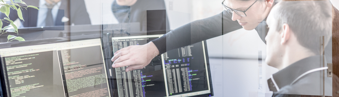 Osoba, ktorá sa dotýka obrazovky počítača