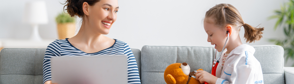 Žena sedí na pohovke a pozerá sa na plyšové zviera