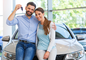 Pár drží kľúče od nového auta