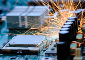 Jiskry vycházející z desky s plošnými spoji