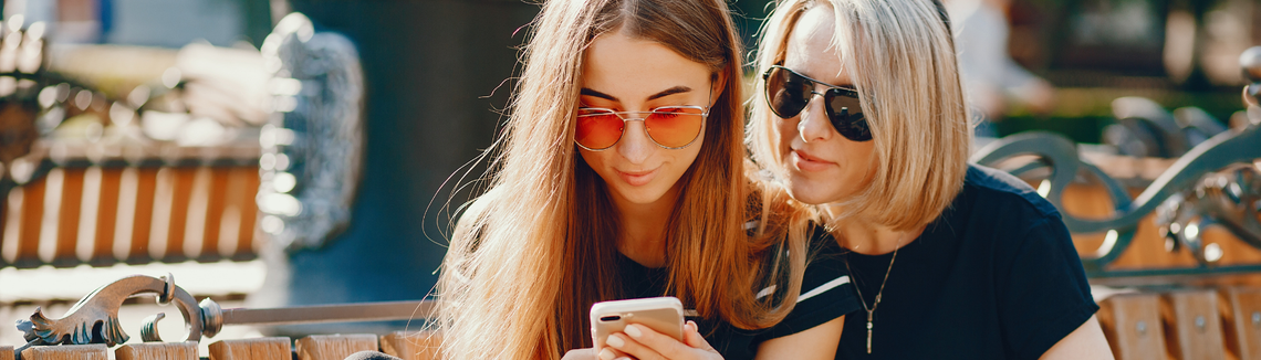 Kobieta patrząca na telefon