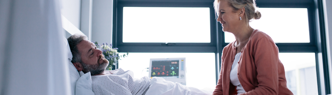 leczenie szpitalne, osoba odwiedza osobę po wypadku w szpitalu, rekonwalescencja