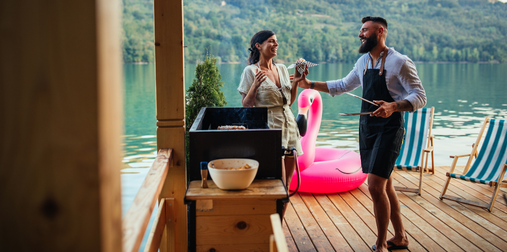 Muž a žena stojaci na palube pri vode