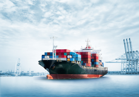 Velká nákladní loď s kontejnery