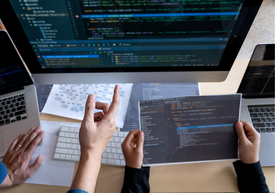 Skupina ľudí pracujúcich na počítači