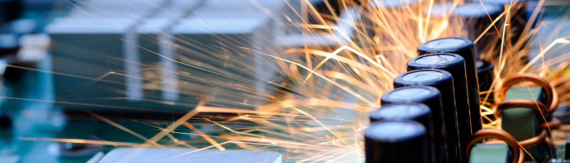Jiskry vylétávající z kusu kovu