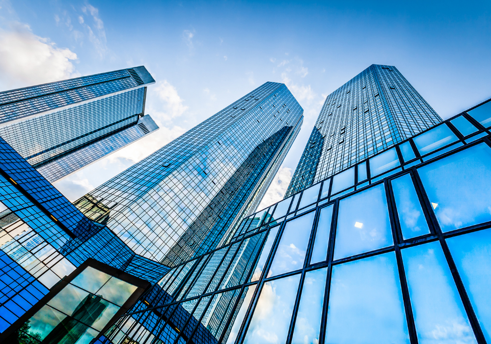 Skupina vysokých budov so sklenenými oknami