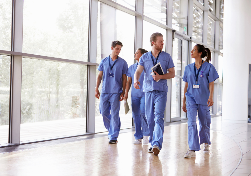 Skupina ľudí v modrých odevoch na prechádzke