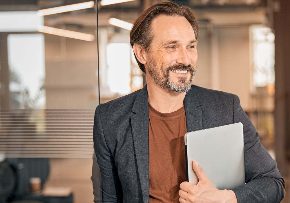 Muž držiaci notebook