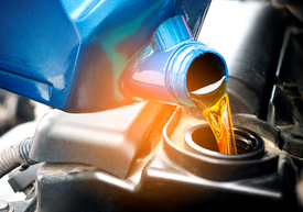 Nalívání oleje do motoru