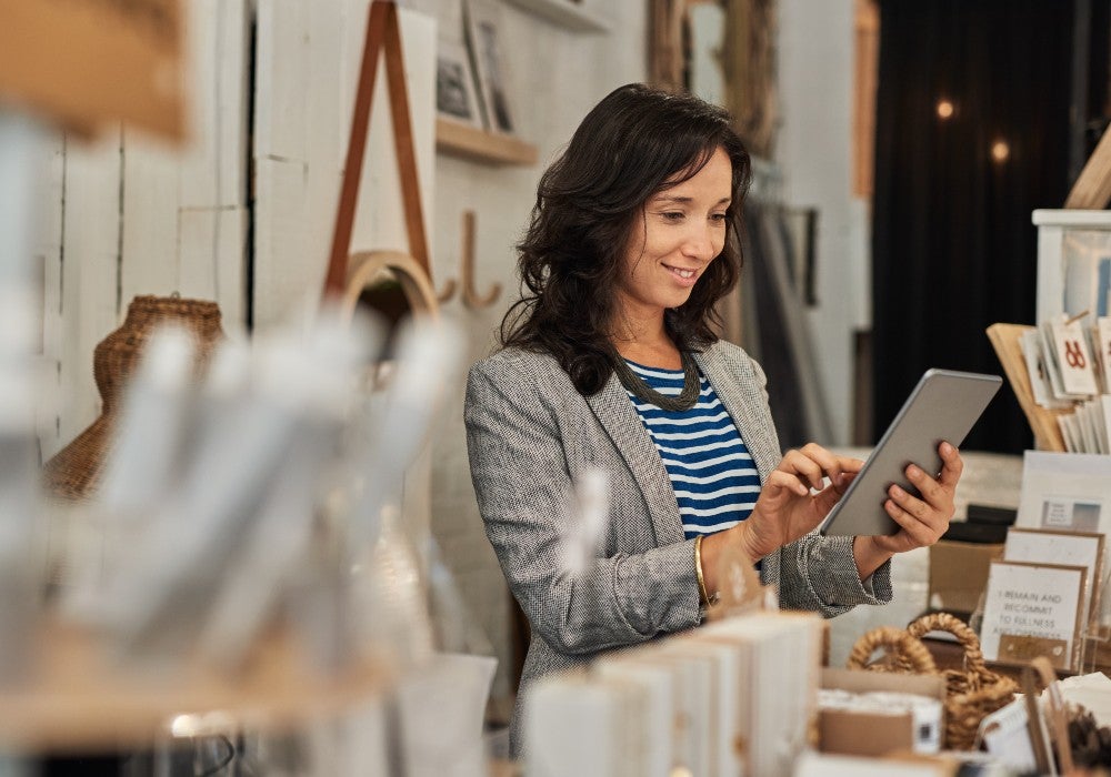 Žena držiaca tablet
