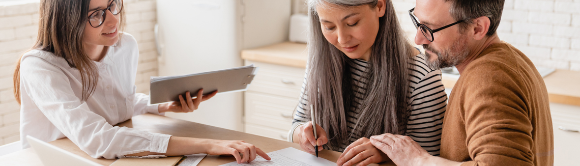 dokumenty ubezpieczenia, papiery na stole i osoby, które je czytają i podpisują, zdjęcie w poziomie