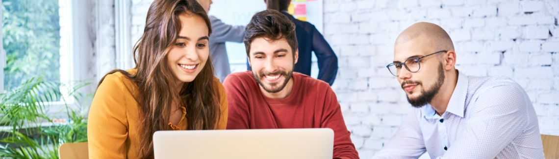 Muž usmievajúci sa na notebook