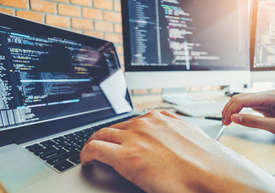 Osoba pisząca na laptopie