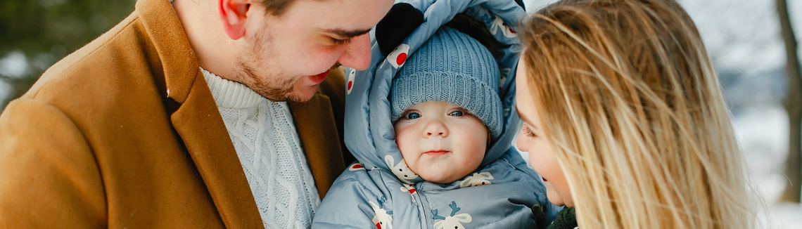 Muž a žena držící miminko