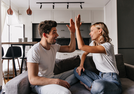 Muž a žena si dávajú high five