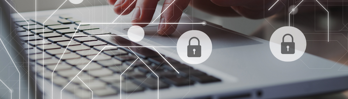 Zbliżenie dłoni osoby na klawiaturze laptopa