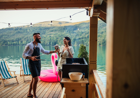 Muž a žena stojaci na palube s jazerom a vodou