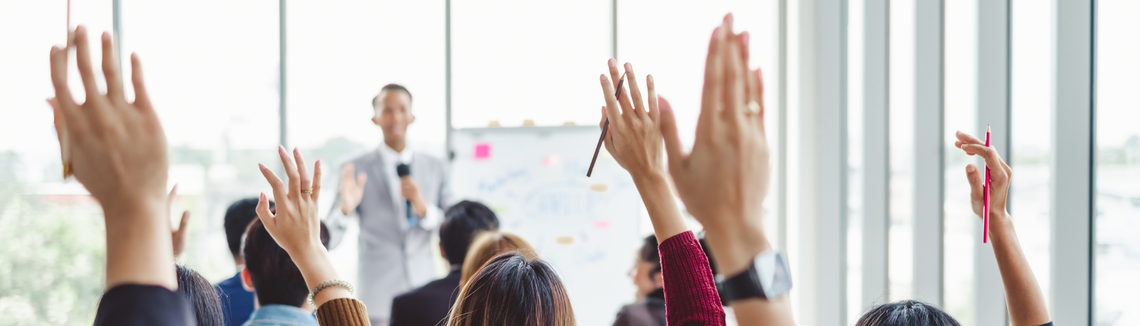 Grupa ludzi podnosząca ręce