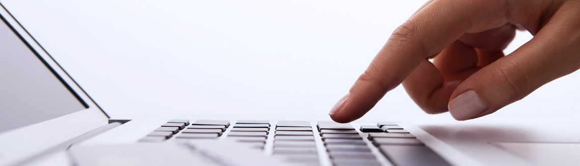 Palec naciskający klawisz na klawiaturze