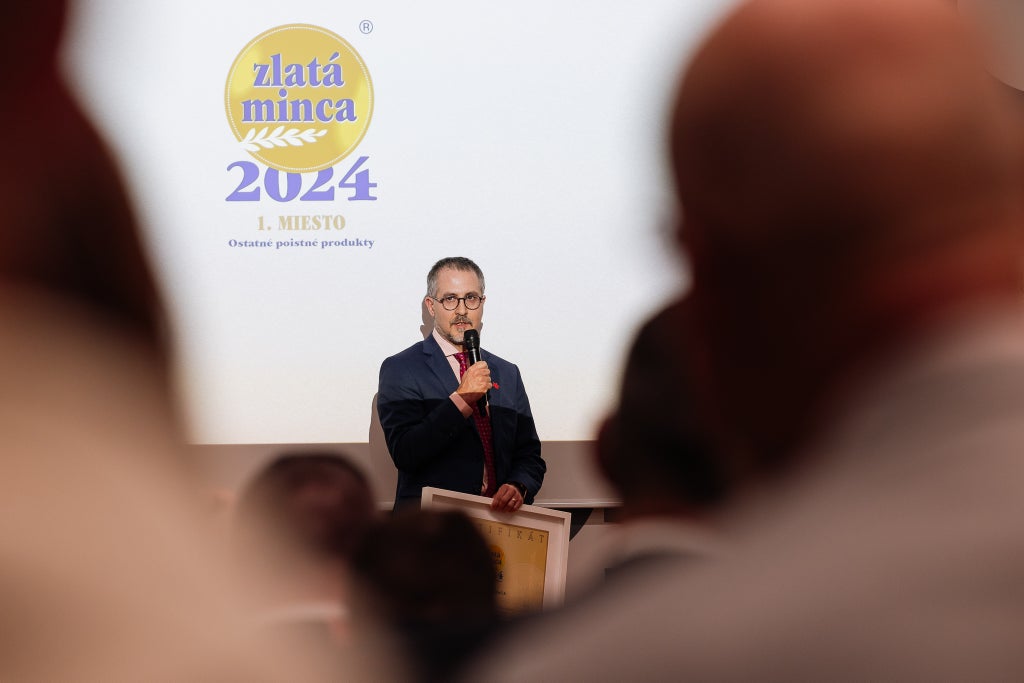 Muž stojaci pred obrazovkou