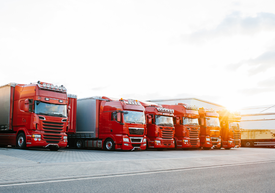 park samochodów ciężarowych, czerwone naczepy firm transportowych