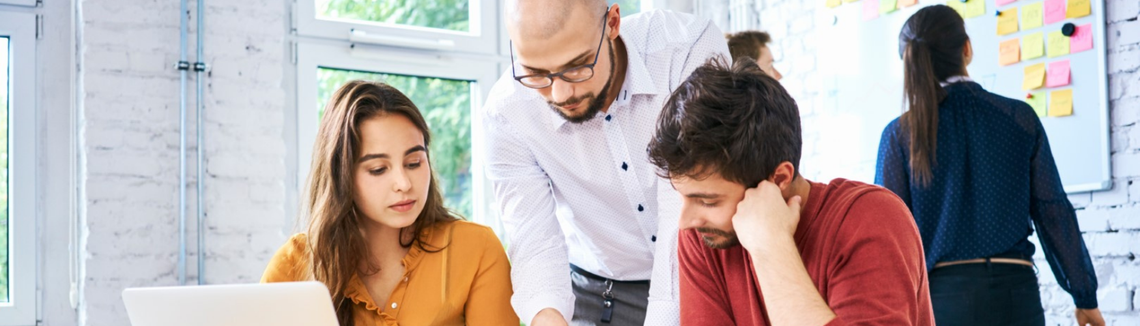 Skupina lidí, kteří pracují společně