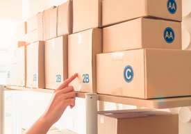 Osoba přebírající krabici ze skladu