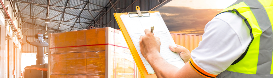 Osoba pisząca na schowku