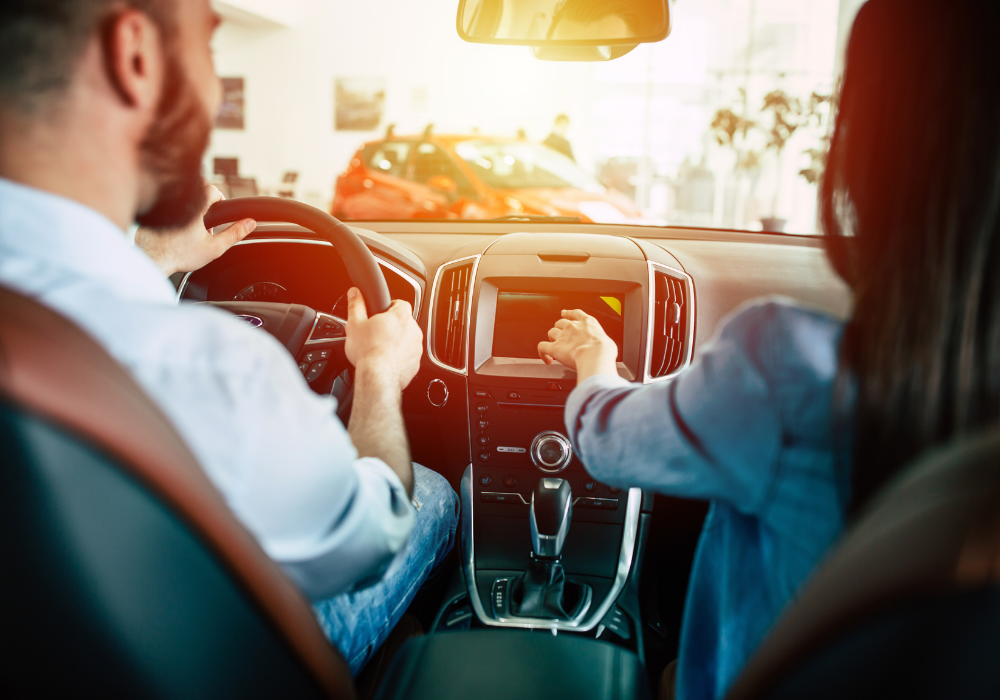 Muž a žena riadiaci auto