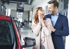 Muž a žena sa na seba pozerajú