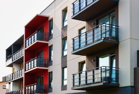 Budova s balkónmi a oknami