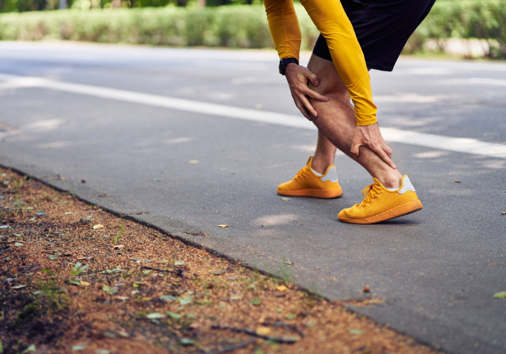 Osoba, ktorá si drží nohu