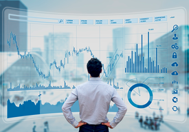 Muž, který si prohlíží grafy a tabulky