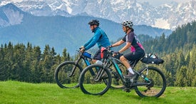 Cyklisti na bicykloch v horách. 