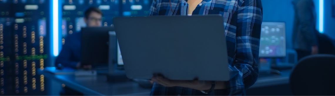 kobieta z laptopem, ochrona danych osobowych, zarządzanie informacją, zdjecie wykadrowane poziomo