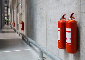 Skupina hasiacich prístrojov na stene