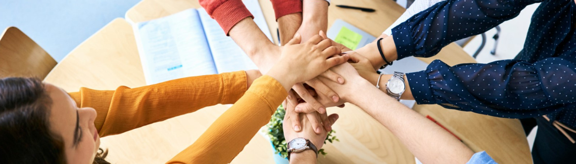Spolupracovníci dávají ruce dohromady