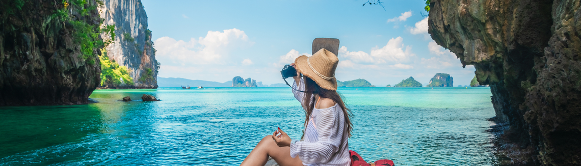 Kobieta robiąca zdjęcie oceanu