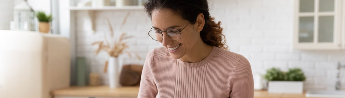 Uśmiechnięta kobieta w okularach