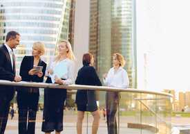 Pracownicy firmy, na tle budynków biurowych, rozmowy w przerwie w pracy