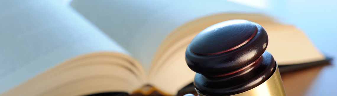 kodeks i młotek sędziowski na stole