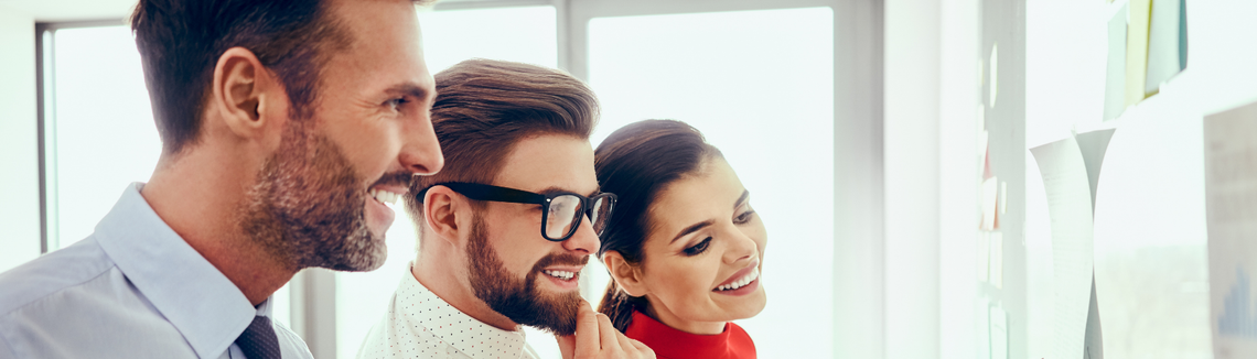 Muž a žena sa usmievajú